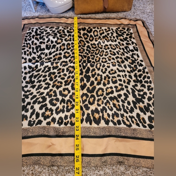 Leopard print scarf - Picture 6 of 10